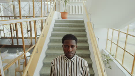 Porträt-Eines-Ernsthaften-Afroamerikanischen-Mannes-Auf-Der-Treppe